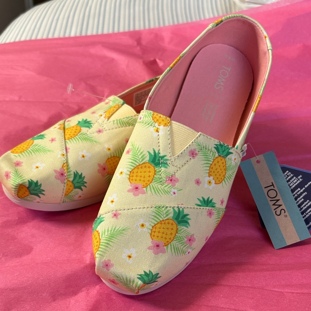 NWT TOMS Women's Yellow Pineapple Print Flats, size 8.5.